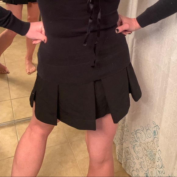 Black pleated mini skirt with pockets! - Picture 3 of 5